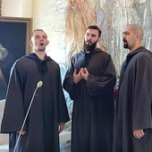 Męskie trio wykonuje pieśni, psalmy i utwory sakralne.
