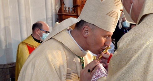 Ucałowanie krzyża po wejściu do świątyni katedralnej - 27 stycznia 2021 roku.