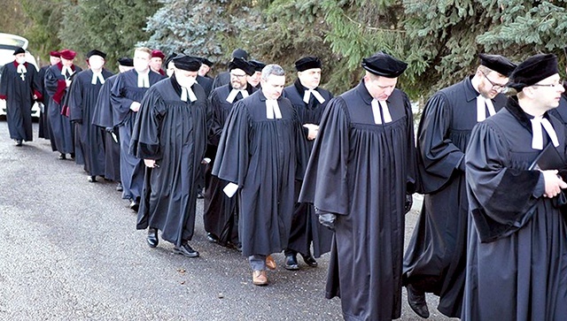 W uroczystościach żałobnych uczestniczyli duchowni luterańscy z całej Polski. Prochy proboszcza spoczęły  na cmentarzu  w Zielonej Górze. 