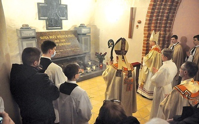Pierwszy raz po pożarze Eucharystię sprawowano w katedrze. Po liturgii była też modlitwa przy grobie sługi Bożego.