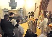 Pierwszy raz po pożarze Eucharystię sprawowano w katedrze. Po liturgii była też modlitwa przy grobie sługi Bożego.