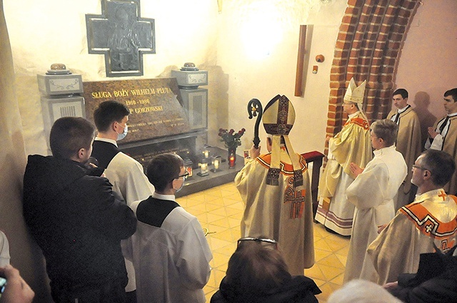 Pierwszy raz po pożarze Eucharystię sprawowano w katedrze. Po liturgii była też modlitwa przy grobie sługi Bożego.