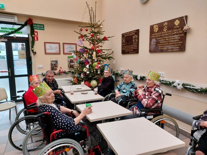 Świętowanie Bożego Narodzenia i tworzenie szopki w hospicjum