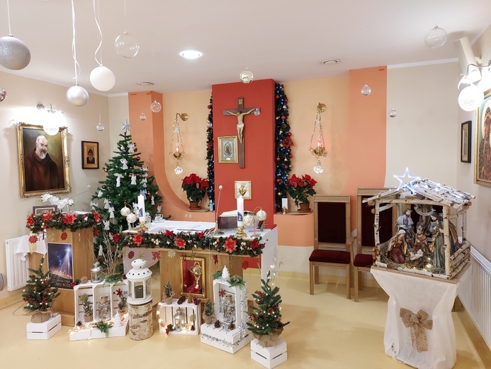 Świętowanie Bożego Narodzenia i tworzenie szopki w hospicjum