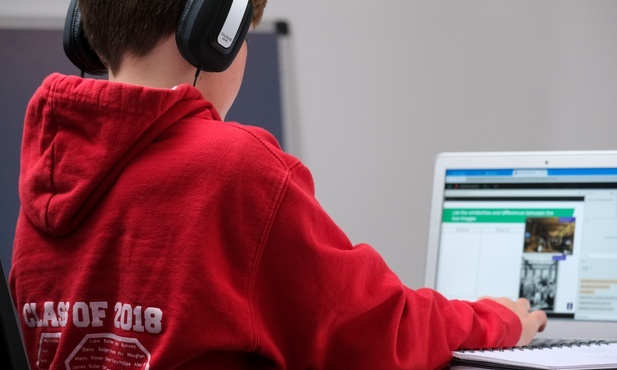 Uczniowie klas V-VIII szkół podstawowych i szkół ponadpodstawowych przechodzą na naukę zdalną