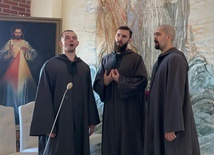 Męskie trio śpiewa pieśni, psalmy i utwory sakralne