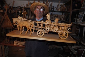 Jan Puk z jedną ze swoich drewnianych zabawek.