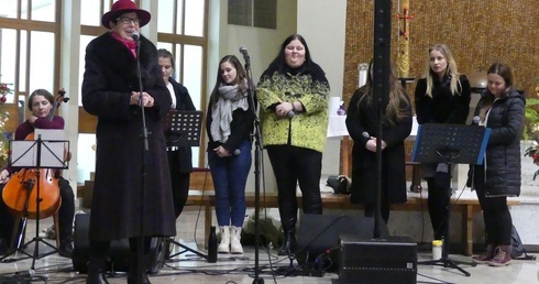 Muzycy Fausystem i Irena Olma - prezes parafialnego oddziału Akcji Katolickiej w Aleksandrowicach.