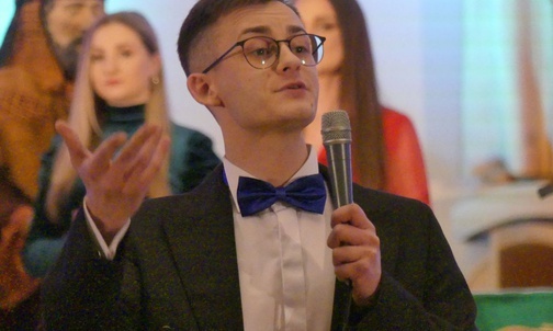 Sebastian Niemczycki poprowadził orkiestrę i wokalistów podczas wieczoru kolędowego u bielskich pallotynów.