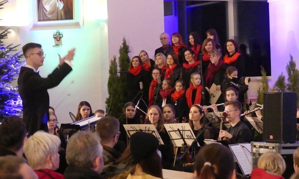 Orkiestra Beskid SoundProject pod batutą Sebastiana Niemczyckiego u bielskich pallotynów.