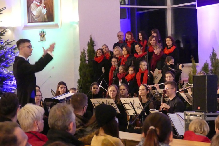 Orkiestra Beskid SoundProject pod batutą Sebastiana Niemczyckiego u bielskich pallotynów.