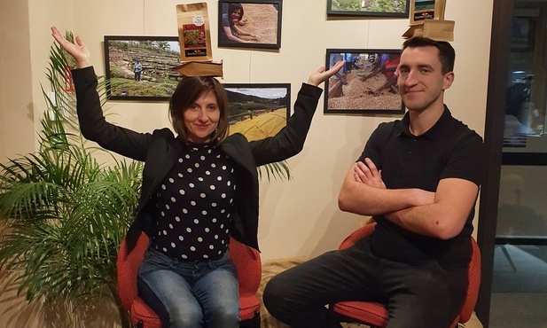 Monika Mostowska - wiceprezes fundacji Salvatii i Dawid Sobarnia prowadzący misyjną kawiarnię Amakuru w Nowym Sączu.