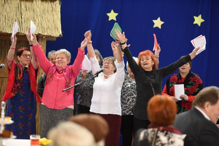 Panie z klubu seniora zaprezentowały kilka kolęd i pastorałek.