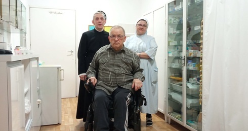  Br. Sylwester Wojdyła SJ (pierwszy z lewej) opiekuje się chorymi i starszymi współbraćmi. 