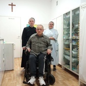  Br. Sylwester Wojdyła SJ (pierwszy z lewej) opiekuje się chorymi i starszymi współbraćmi. 