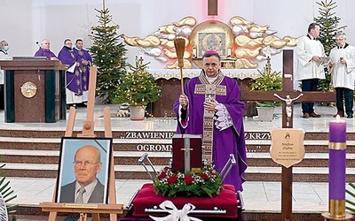 	Mszy św. przewodniczył bp Adam Bałabuch, który dziękował p. Ziębie za pomoc w remontach świdnickiego seminarium.