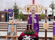 	Mszy św. przewodniczył bp Adam Bałabuch, który dziękował p. Ziębie za pomoc w remontach świdnickiego seminarium.