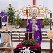 	Mszy św. przewodniczył bp Adam Bałabuch, który dziękował p. Ziębie za pomoc w remontach świdnickiego seminarium.