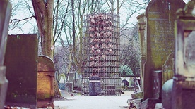	Monument ku czci zmarłych lub zamordowanych na ulicach getta warszawskiego i pochowanych w jednym z największych grobów masowych w Europie. 