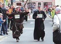 	Limit uczestników wynosi 999 osób. Na zdjęciu: pomysłodawca o. G. Marszałkowski i bp T. Lityński wbiegają na metę. 