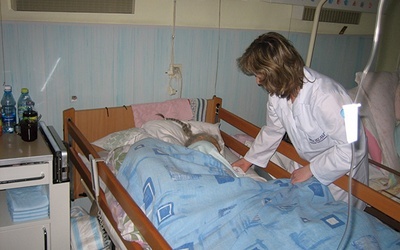 ▲	Pielęgniarka przy łóżku pacjenta.