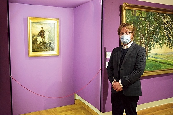 ▲	Dyrektor Muzeum Zamkowego w Sandomierzu obok jednego z nabytków – obraz „Jeździec na siwym koniu” Piotra Michałowskiego.