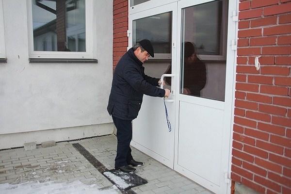 ▲	Antoni Sikoń regularnie sprawdza budynek, który jest już ogrzewany, by nie dopuścić do jego zawilgocenia. 