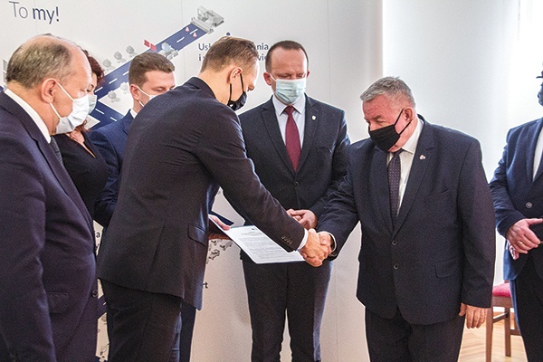 ▲	Promesy wręczyli samorządowcom wiceminister Rafał Weber oraz poseł Zbigniew Chmielowiec.
