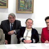 ◄	W siedzibie Okręgowej Izby Lekarskiej (od lewej): Barbara Paczwa, Mieczysław Szatanek, Teresa Zawisza-Łapa i Jadwiga Kazana.