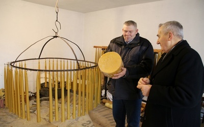 Takie plastry wosku bractewni wytapiali na gorącą masę, z której tworzono świece.