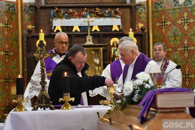 Pożegnanie śp. ks. Mirosława Wnuka