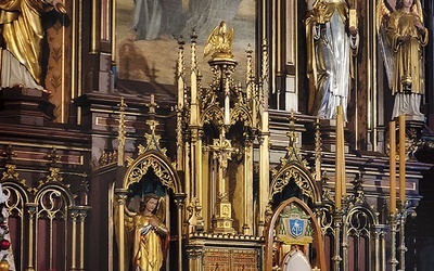 Biskup gliwicki, nad nim obraz świętych apostołów Piotra i Pawła.