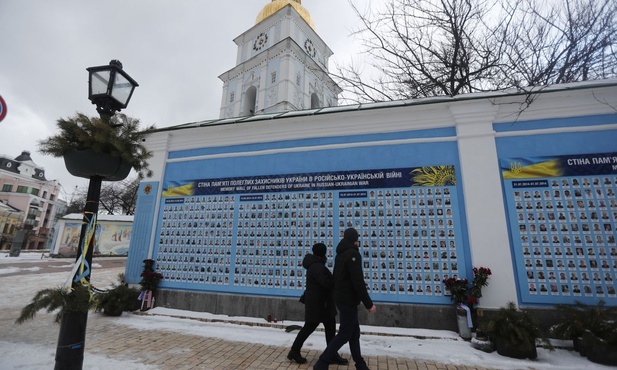 Pod tablicami upamiętniajacymi ofiary wojny z 2014 roku
