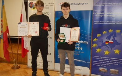 Uczniowie z RCEZ w Nisku z medalami i dyplomami.