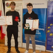 Uczniowie z RCEZ w Nisku z medalami i dyplomami.