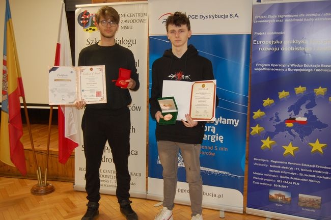 Uczniowie z RCEZ w Nisku z medalami i dyplomami.