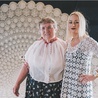 Zuzanna Ptak i Lucyna Ligocka-Kohut, prezes Fundacji Koronki Koniakowskie.