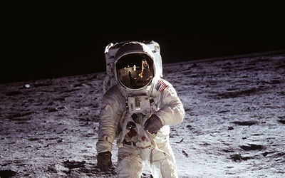 Edwin „Buzz” Aldrin, pilot lądownika Eagle, na powierzchni Księżyca. Zdjęcie wykonał Neil Armstrong, dowódca misji Apollo 11 (na wizjerze hełmu Aldrina widać odbicia fotografa, flagi Stanów Zjednoczonych wbitej w księżycowy grunt  oraz lądownika).