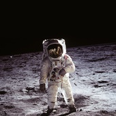 Edwin „Buzz” Aldrin, pilot lądownika Eagle, na powierzchni Księżyca. Zdjęcie wykonał Neil Armstrong, dowódca misji Apollo 11 (na wizjerze hełmu Aldrina widać odbicia fotografa, flagi Stanów Zjednoczonych wbitej w księżycowy grunt  oraz lądownika).