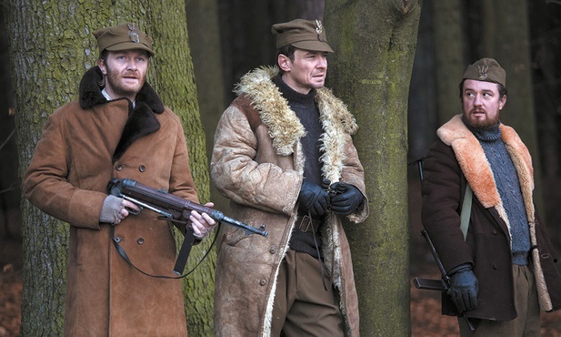 „Wyklęty” to przejmująca opowieść o losie ostatnich żołnierzy antykomunistycznego podziemia. Na zdjęciu Marcin Kwaśny (w środku) jako „Wiktor”.