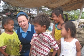 Polska misjonarka siostra Ewa Mazur i jej podopieczni z filipińskich slumsów  na wyspie Cebu.