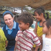 Polska misjonarka siostra Ewa Mazur i jej podopieczni z filipińskich slumsów  na wyspie Cebu.