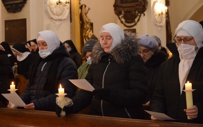 W katedrze łowickiej spotkały się na wspólnej modlitwie osoby konsekrowane.