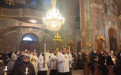 Msza św. koncelebrowana osób konsekrowanych z arcybiskupem.