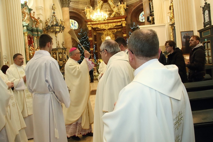 Jubileuszowa pielgrzymka osób konsekrowanych do Skrzatusza cz.1