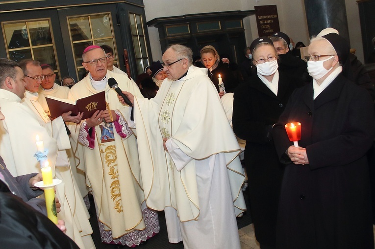 Jubileuszowa pielgrzymka osób konsekrowanych do Skrzatusza cz.1