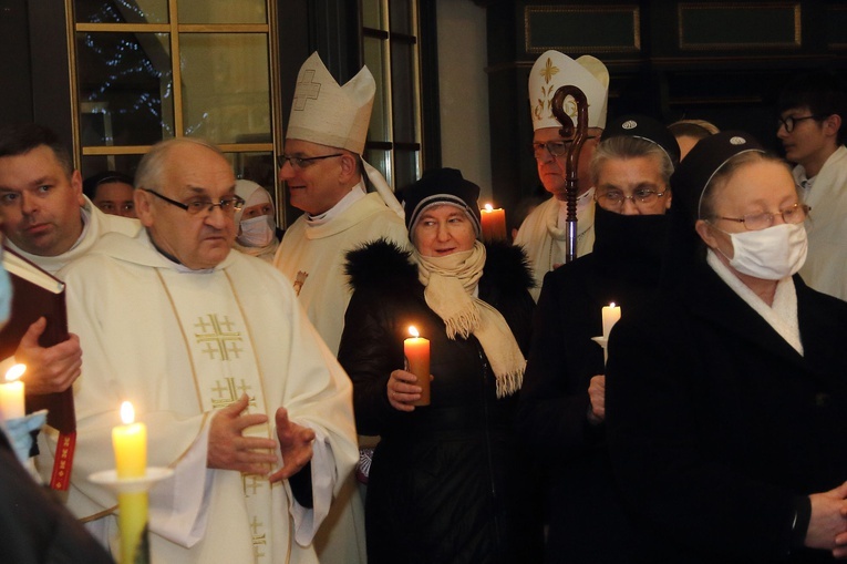 Jubileuszowa pielgrzymka osób konsekrowanych do Skrzatusza cz.1