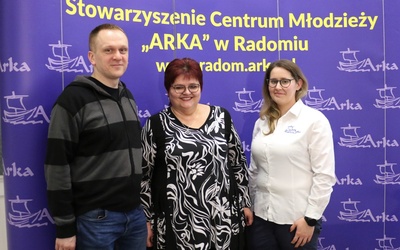 Do odwiedzenia Centrum Wolontariatu zachęcają (od lewej) ks. Krzysztof Bochniak, Ewa Kamińska i Agnieszka Banasik.