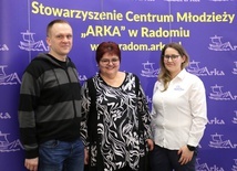 Do odwiedzenia Centrum Wolontariatu zachęcają (od lewej) ks. Krzysztof Bochniak, Ewa Kamińska i Agnieszka Banasik.