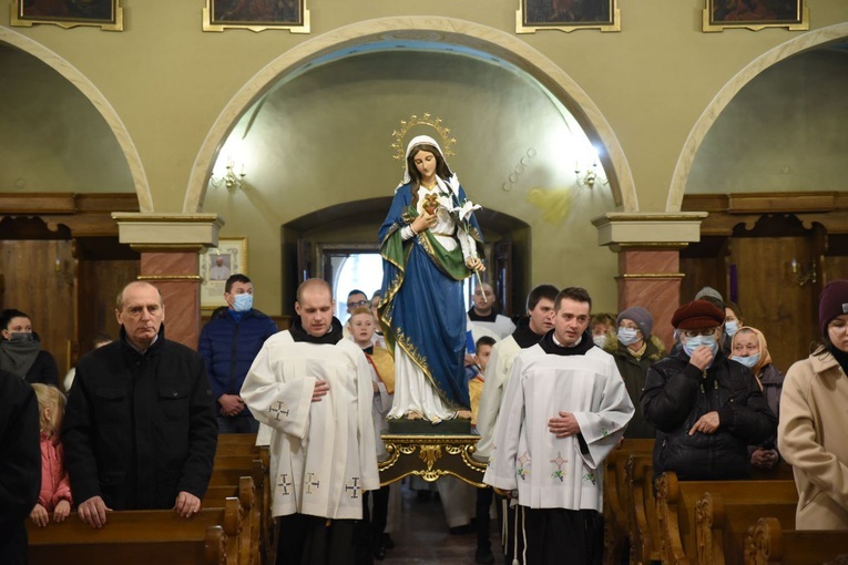 Bracia wnoszą figurę Matki Bożej Anielskiej - Patronki prowincji. 